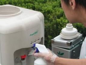 饮水机表面清洗方法指南（快速有效的清洁技巧）