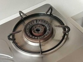燃气灶打火后松手即熄火（燃气灶自动熄火原因及解决方案）