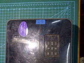 如何修复投影仪开关失灵问题（解决投影仪电源无法开关的方法及注意事项）