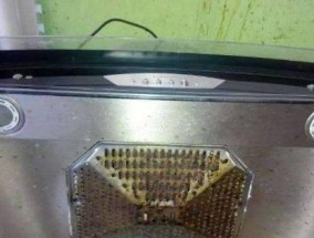 如何清洗锈迹斑斑的抽油烟机（一招解决抽油烟机锈迹问题）