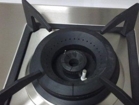 燃气灶孔修理指南（了解修理燃气灶孔的方法和注意事项）