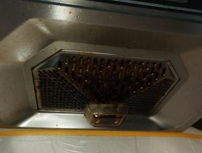 捷蓝油烟机的油怎么清洗（简单又高效的清洗方法）