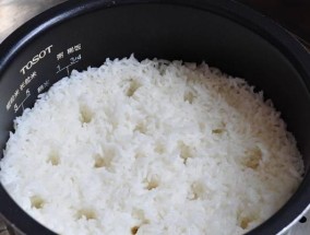 电饭煲自动放水的原理及使用方法（让生活更便捷的电饭煲新功能）