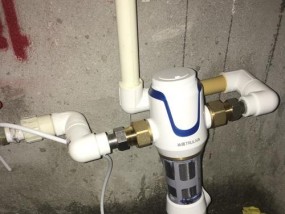 解决净水器白色软管漏水问题的有效方法（快速定位漏水原因）