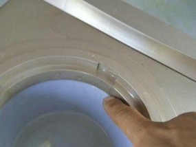 饮水机小孔漏水的修复方法（解决家庭饮水机小孔漏水问题的实用技巧）