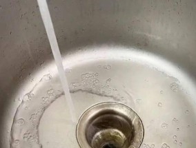 如何有效清洁油烟机地槽油污（告别油污困扰）