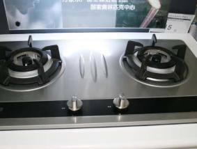 如何清洗以前锋燃气灶（简单有效的方法让您的燃气灶焕然一新）