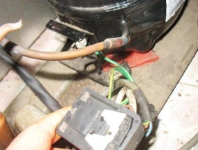 冰柜排水孔清洗方法（轻松解决冰柜排水孔堵塞问题）