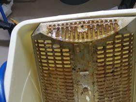 在家如何清洗油烟机（简单易行的方法让你轻松处理油烟机）