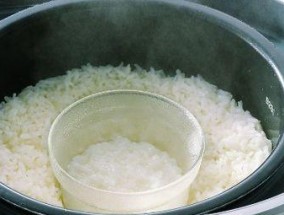 电饭煲熬粥不糊底的秘密（揭开电饭煲熬粥不糊底的技巧）