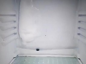 商店冰柜积水处理方法（有效清除商店冰柜积水的技巧）