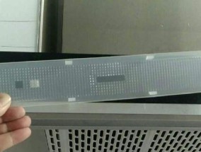 如何清洗油烟机灯管（轻松解决油烟机灯管进油问题）