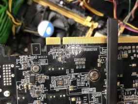 如何解决电脑开机黑屏问题（终极解决方案及关键操作）