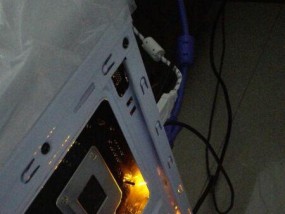 如何解决显示器上小灯闪烁问题（简单方法有效消除显示器上小灯闪烁）