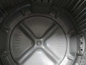解决洗衣机底部异味的实用方法（去除洗衣机底部异味）