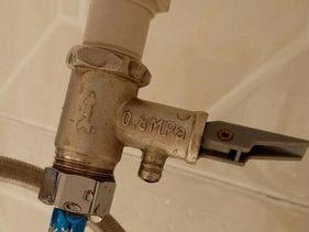 热水器烧水总滴水的原因及解决方法（揭秘热水器漏水现象）