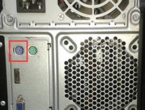 如何处理没有显示器的机箱电源问题（解决机箱电源无显示器的方法及技巧）