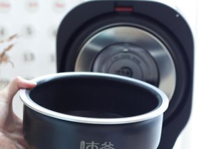 电饭煲煮饭发臭问题的处理方法（轻松应对电饭煲发臭的实用技巧）