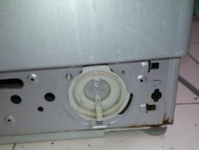 洗衣机漏水问题的修理方法（探讨解决洗衣机下方角总漏水问题的有效方法）