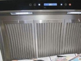 鲜柠檬清洗油烟机的神奇效果（简单易行的清洁方法让你的油烟机重焕生机）