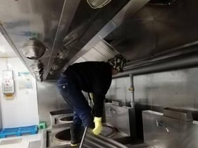 烟道油烟机清洗方法——让油烟机恢复出厂新颜（学会正确清洗油烟机）