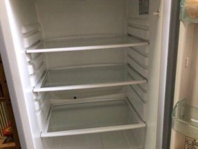 快速清理冰箱玻璃的方法（简单有效的清洁技巧帮助你轻松搞定冰箱玻璃清理任务）