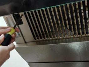 如何清洗油烟机的螺丝（简单有效的清洗方法和注意事项）
