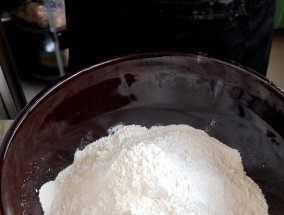 电饭煲制作凉皮不成形的解决方法（解决凉皮不成形问题的实用技巧）