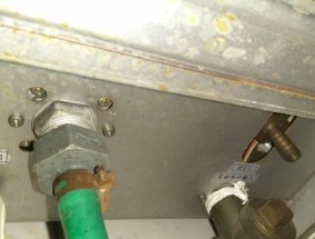 壁挂炉内部管道漏水处理方法（解决壁挂炉漏水问题的实用指南）