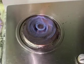 燃气灶为何会发出火焰声音（解析燃气灶火焰声音的原因和应对方法）