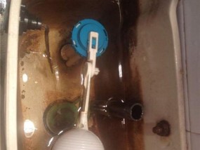 马桶水箱漏水原因及解决办法（厕所水箱漏水的常见原因和简单解决方法）
