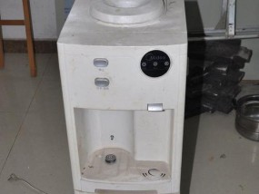 解决饮水机底部漏水问题的有效修理方法（如何修复漏水的饮水机并确保安全使用）