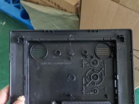 如何处理显示器接口发黄问题（有效解决显示器接口发黄的方法和注意事项）