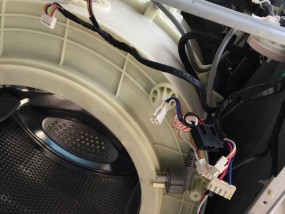 全自动洗衣机漏水原因及解决方法（揭秘洗衣机漏水背后的故障点）