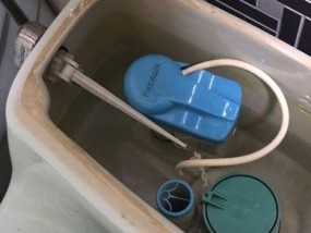马桶水箱冲水按钮坏了一直流水的修理方法（快速解决马桶水箱流水问题）