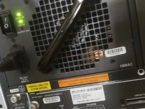 宽带显示器亮红灯的原因及解决办法（探究宽带显示器亮红灯的问题）