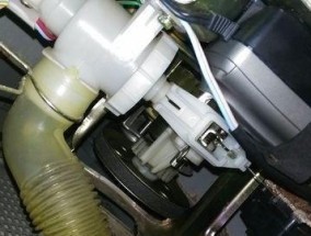 解决洗衣机边洗边漏水的方法（自行修理洗衣机漏水问题的实用指南）