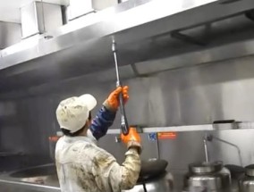 轻松清洁新油烟机（从清理过滤网到擦拭机身）
