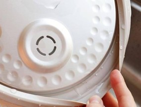 如何处理新电饭煲内胆出现水泡问题（遇到水泡该如何解决）