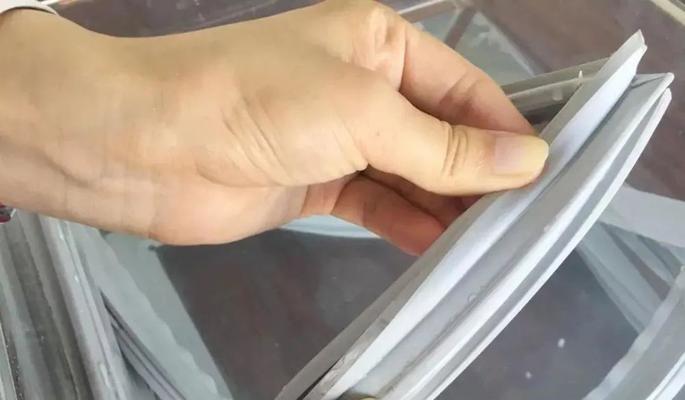 清洗坏了的冰箱内部的方法（让你的冰箱焕然一新）  第3张
