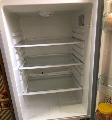 快速清理冰箱玻璃的方法（简单有效的清洁技巧帮助你轻松搞定冰箱玻璃清理任务）  第1张