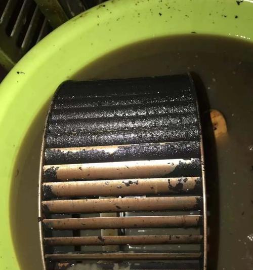 有效清洁油烟机的方法及处理方式（让你的油烟机保持高效清洁）  第2张