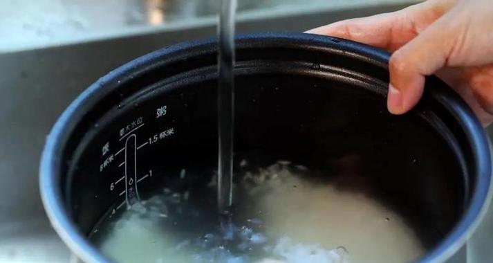 如何解决电饭煲锅底没刮干净的问题（教你有效清洁电饭煲锅底的小窍门）  第1张