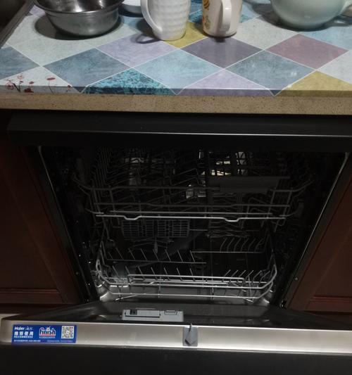 如何消除洗碗机中的塑料味（解决洗碗机塑料味的有效方法及技巧）  第1张