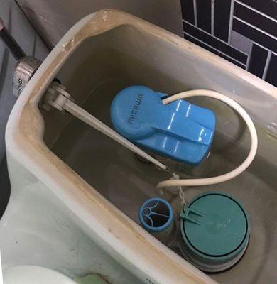 马桶水箱冲水按钮坏了一直流水的修理方法（快速解决马桶水箱流水问题）  第1张