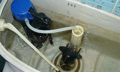 马桶水箱冲水按钮坏了一直流水的修理方法（快速解决马桶水箱流水问题）  第2张