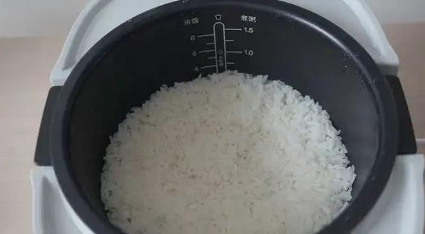 电饭煲煮饭为何会糊（探究电饭煲煮饭糊的原因及解决方法）  第1张