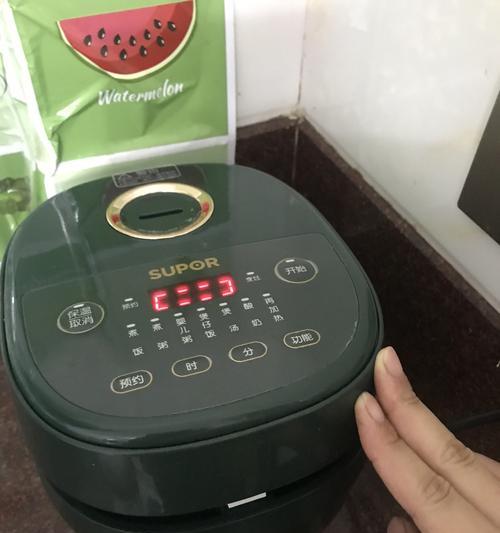 电饭煲煮饭为何会糊（探究电饭煲煮饭糊的原因及解决方法）  第2张