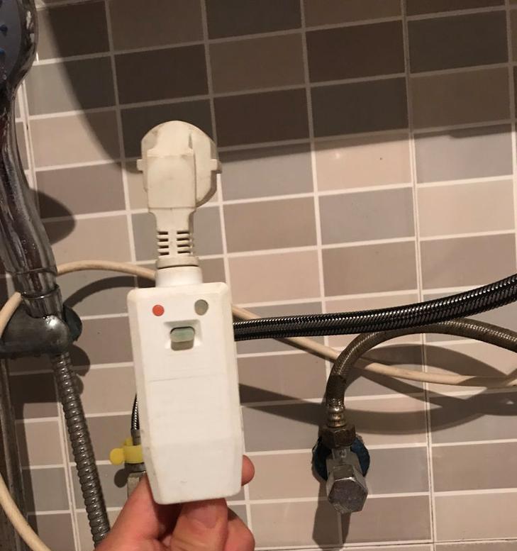 热水器清洗后跳闸的原因及解决方法（探究热水器清洗后跳闸的原因）  第2张