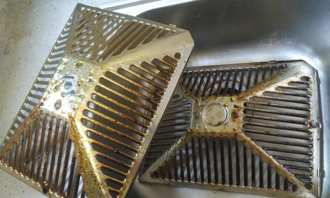 解决油烟机清洗后有油味的问题（有效清除油烟机油味的方法）  第1张
